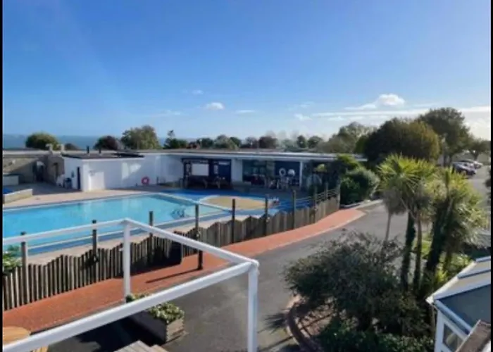 Beverley Bay 2-Bed Caravan Sleeps 6 Pet Friendly
