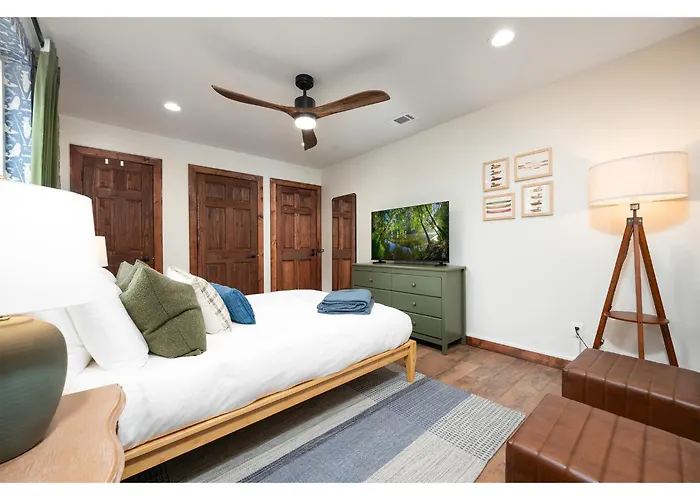 Luxury Retreat, Glow Pickleball, Outdoor Cinema, Sauna, Game Room & Pets, Sleeps 15