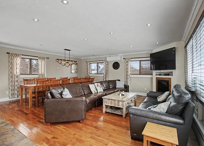 Panoramic-Blue Mountain-Balcony-Sauna-Backyard-King