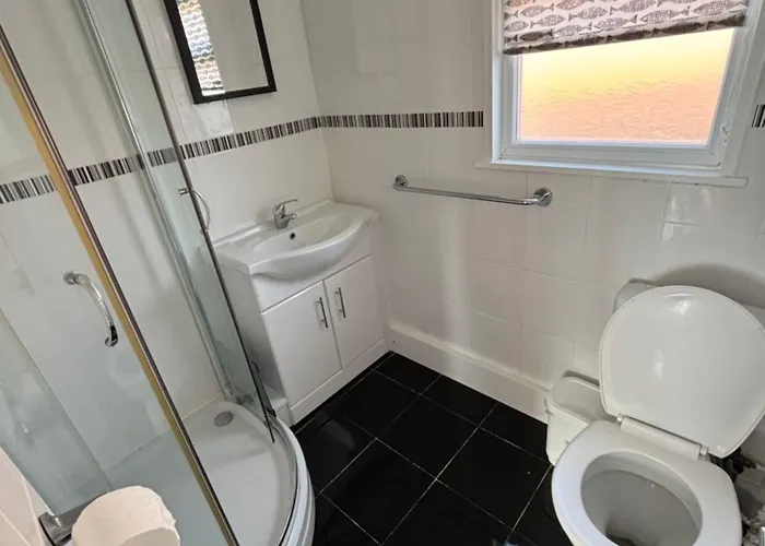 145, Two Bed Newly Refurbished Chalet On Sund0Wner Holiday Park - Sleeps 5, Pet Friendly - Includes Bed Linen And Towels Plus Electricity
