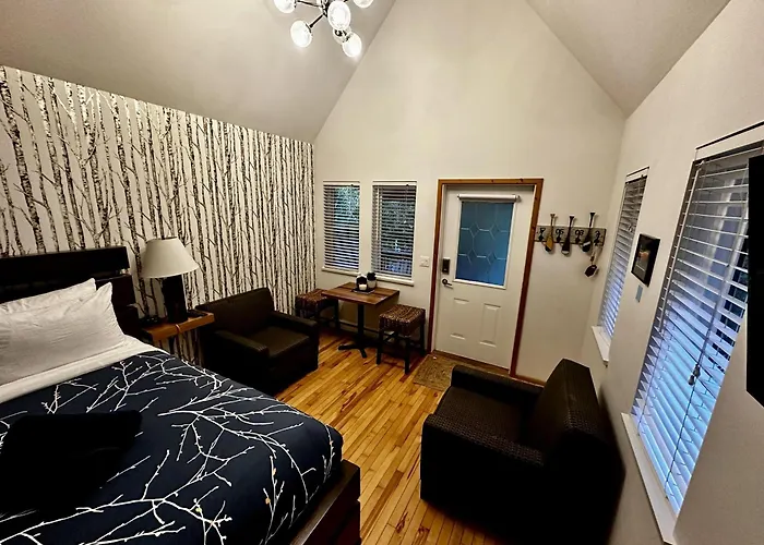 Cozy Cabin Near Walking Trails And Beaches!