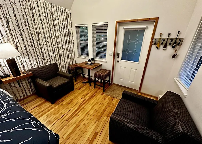 Cozy Cabin Near Walking Trails And Beaches!