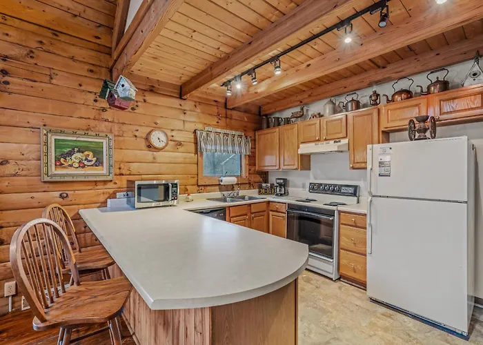 Lazy Bear Retreat - Wifi, Pet Friendly, Grill, Fire Pit, Fireplace, Deck, Golf, Hiking