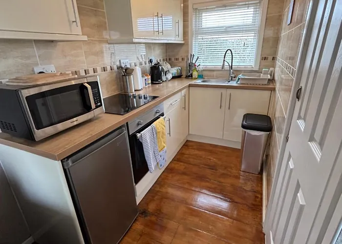 179, Two Bed Chalet On Sund0Wner Holiday Park - Sleeps 4, Free Wifi, Sorry No Pets - Entertainment Options Close By