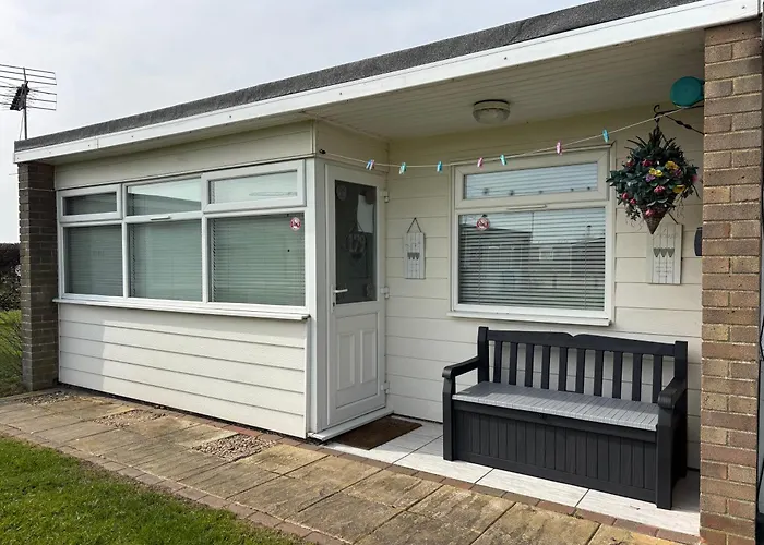 179, Two Bed Chalet On Sund0Wner Holiday Park - Sleeps 4, Free Wifi, Sorry No Pets - Entertainment Options Close By