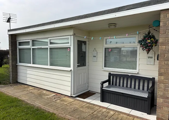 179, Two Bed Chalet On Sund0Wner Holiday Park - Sleeps 4, Free Wifi, Sorry No Pets - Entertainment Options Close By