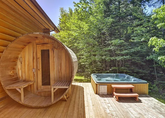 Chalet Bee With Private Hot Tub, Sauna & Pool , Fiddler Lake