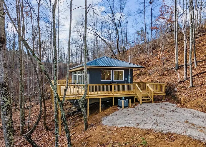 Primrose- Hot Tub, Firepit, Wraparound Deck, Wifi