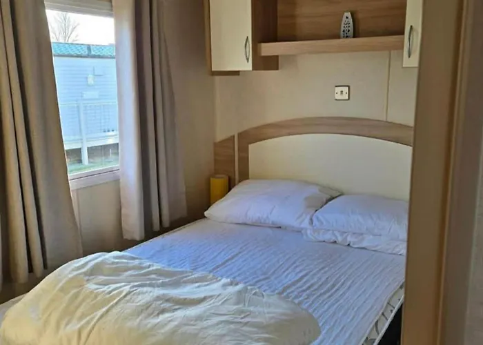 Chalet Sleeps 6 With Lake Views Parking