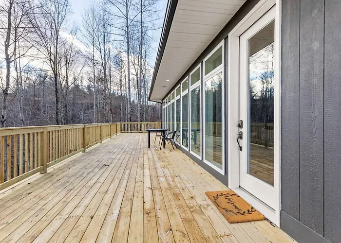 Primrose- Hot Tub, Firepit, Wraparound Deck, Wifi