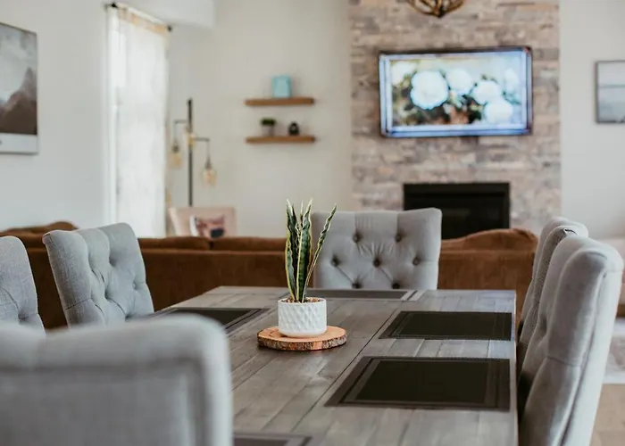 3 Bedroom Modern Muskoka Retreat With King Bed And Hot Tub