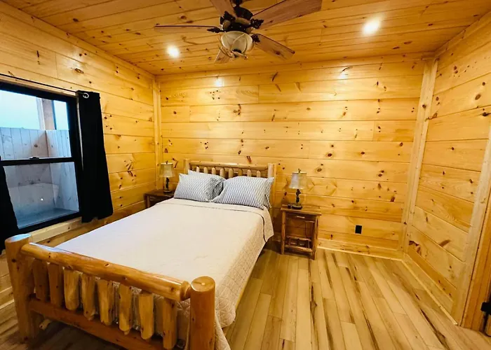 Bourbon Retreat With Hot Tub-10