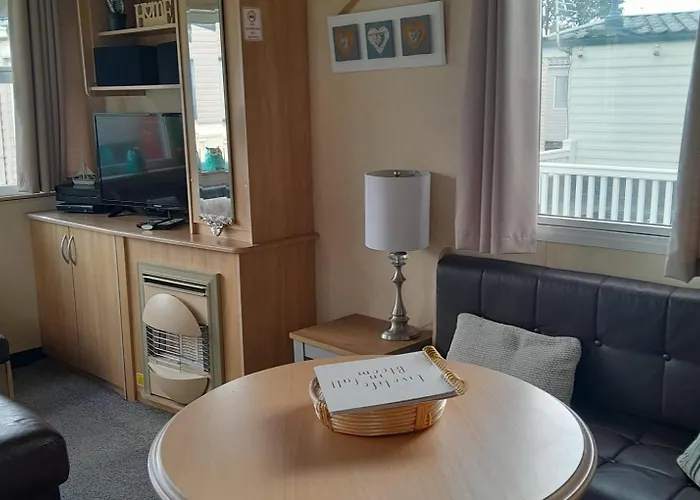 Chalet Sleeps 6 With Lake Views Parking
