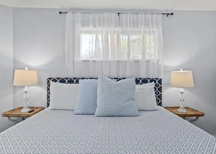 Blue Lagoon With Private Pool- Screened Porches Off Suites- 2 Blocks To Beach