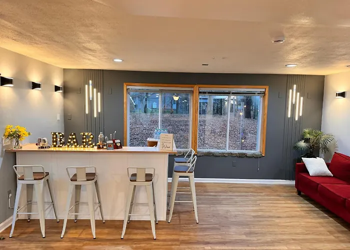 6Br Luxury Mountain Retreat - Hot Tub, Game Room, Lake, Beach, Karaoke, Bar, Poconos