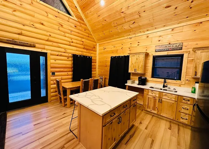 Bourbon Retreat With Hot Tub-10