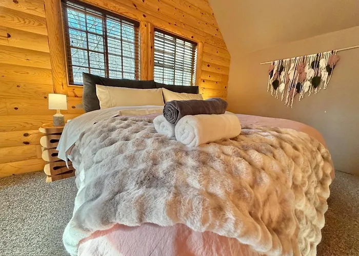 Wolf Laurel Lodge - Luxury Log Cabin Retreat For Private Gatherings
