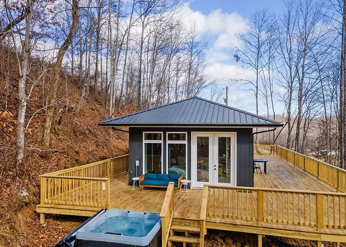 Primrose- Hot Tub, Firepit, Wraparound Deck, Wifi