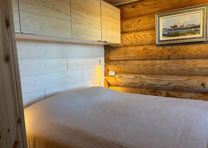 Ruska 2, Yllaes, Aekaeslompolo, Lapland - Log Cabin With Lake And Fell Scenery