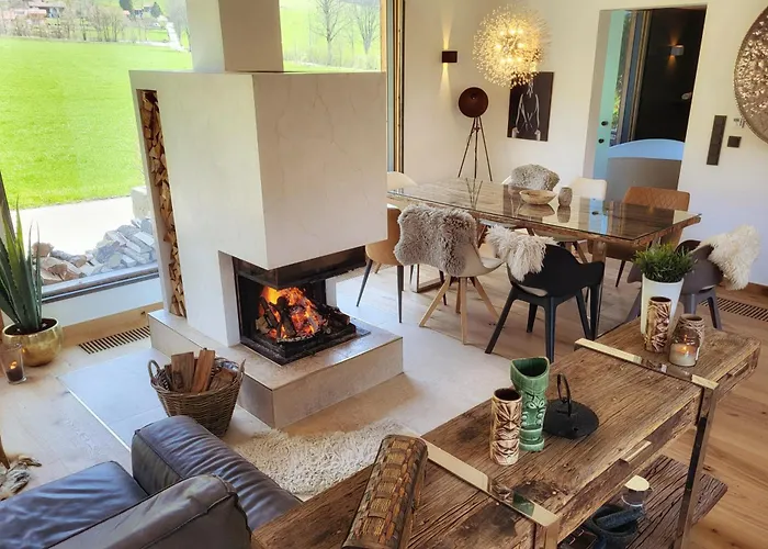 stylische Alpenlounge mit Pool, Blockhaus-Sauna und Jacuzzi für bis zu 12 Personen