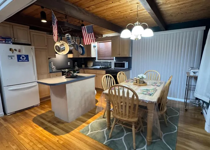 Cozy Chalet - Renovated - Firepit - Fireplace - Pet Friendly - Near Mount Airy Casino - Walmart - Camelback Mountains - Outlets - Zoo