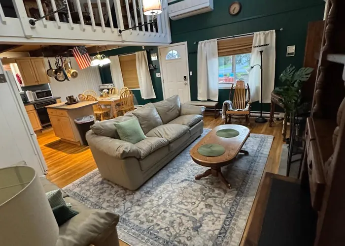 Cozy Chalet - Renovated - Firepit - Fireplace - Pet Friendly - Near Mount Airy Casino - Walmart - Camelback Mountains - Outlets - Zoo