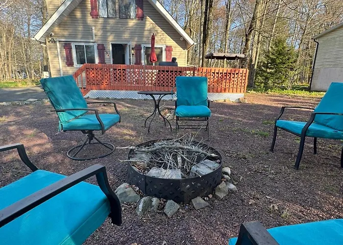 Cozy Chalet - Renovated - Firepit - Fireplace - Pet Friendly - Near Mount Airy Casino - Walmart - Camelback Mountains - Outlets - Zoo