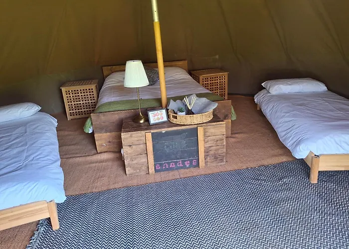 Gaggle Of Geese Pub - Shepherd Huts & Bell Tents