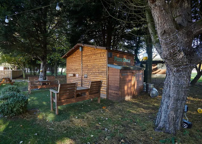 The White Rose Lodge With Hot Tub