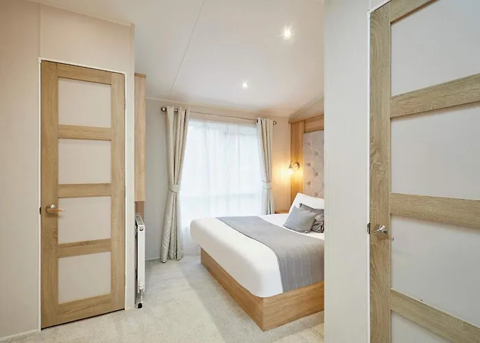 The Braunston Lodge With Hot Tub