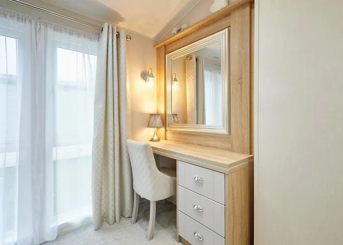 The Braunston Lodge With Hot Tub