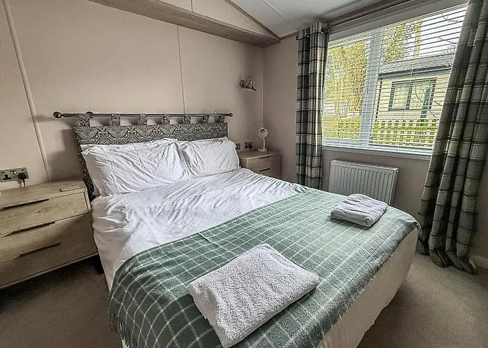 Beautiful Lodge With Decking At Azure Seas In Suffolk, Sleeps 6 Ref 32217Og
