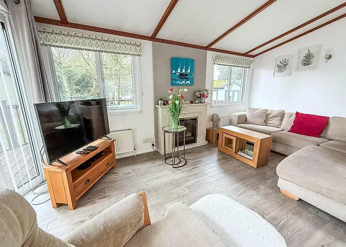 Pet Friendly, Luxury Lodge With Decking In Suffolk Near The Beach Ref 32108A