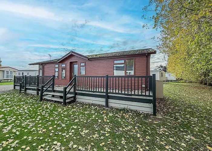 Modern 4 Berth Lodge With Decking At Manor Park In Hunstanton Ref 23024W