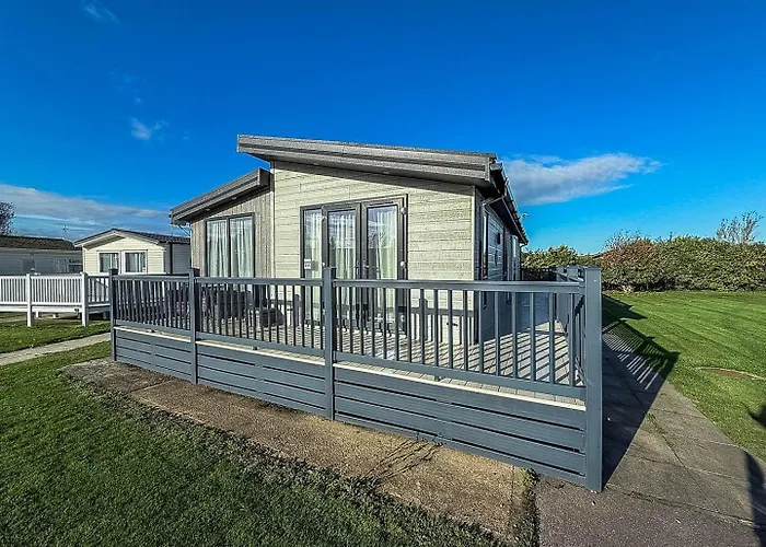 Stunning Lodge With Decking Nearby Hunstanton Beach, Sleeps 6 Ref 23215K