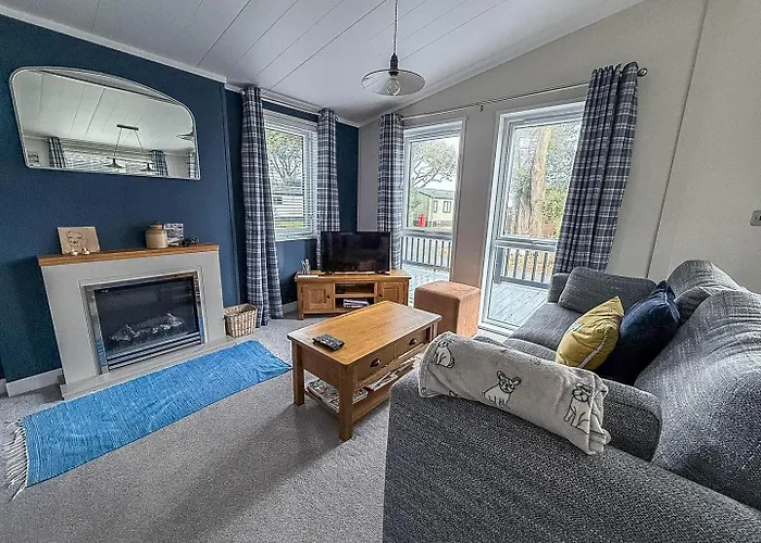 Stunning Lodge With Large Decking At Azure Seas In Suffolk Ref 32109Og