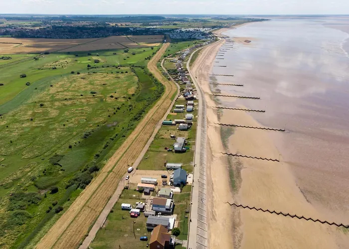 Stunning 4 Berth Lodge With Decking At Manor Park In Hunstanton Ref 23173K