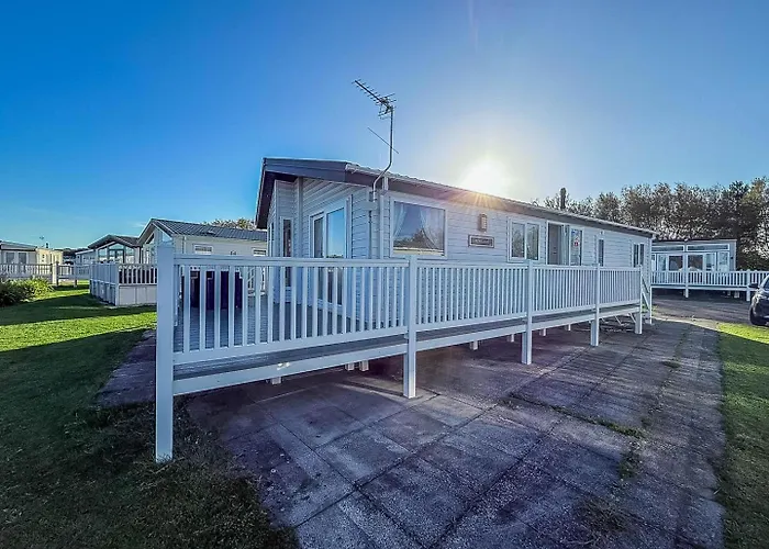 Beautiful Lodge With Decking In Hunstanton At Manor Park Ref 23195K