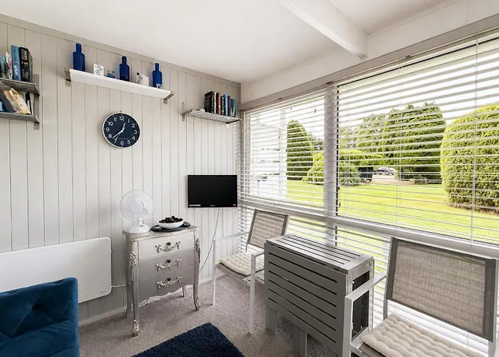 Lovely 4 Berth Chalet In The Coastal Village Of Heacham, Ref 92018Cs