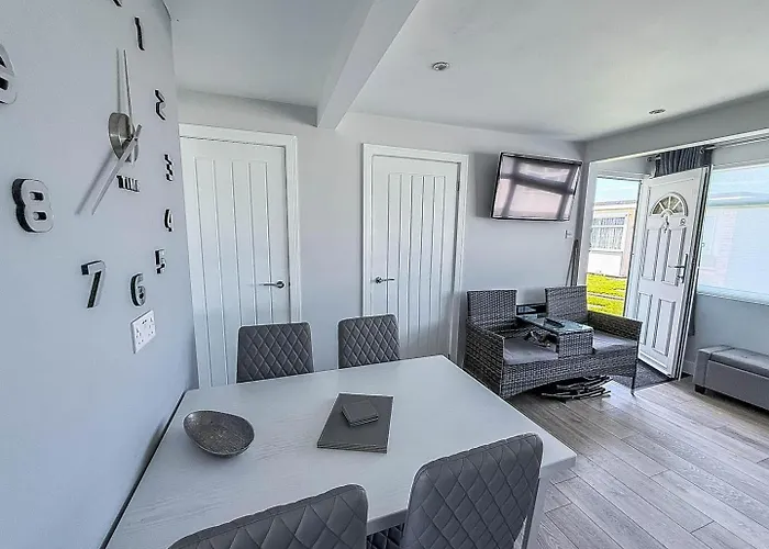 Beautiful Chalet In The Seaside Village Of Scratby, Norfolk Ref 51054S