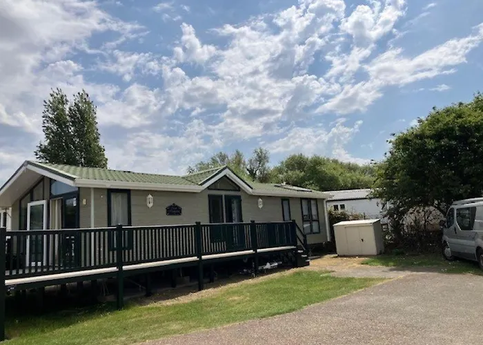 Stunning 8 Berth Lodge At Manor Park, Near Hunstanton Beach Ref 23011B