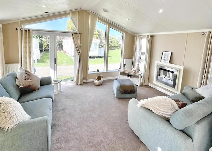 Stunning 8 Berth Lodge At Manor Park, Near Hunstanton Beach Ref 23011B