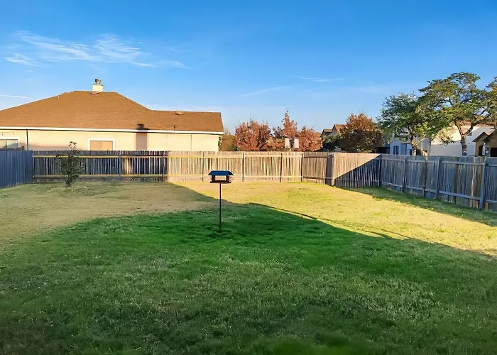 Hill Country Beauty In Red Beautiful Large Home! Very Spacious!