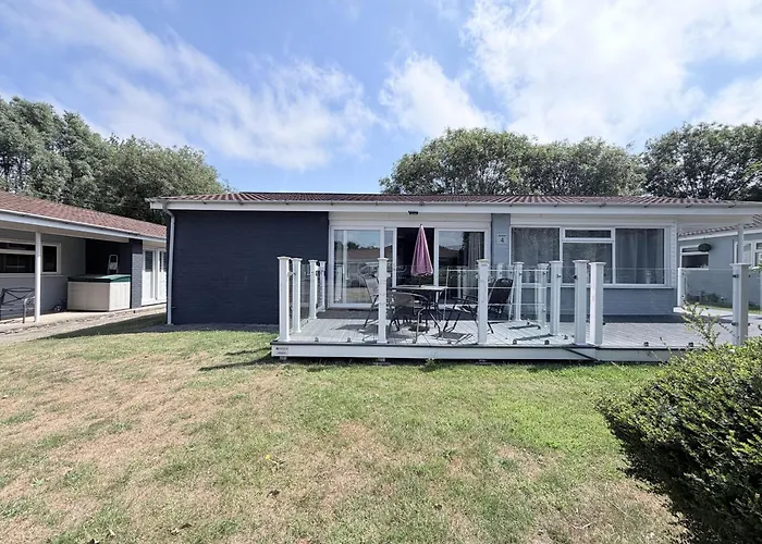 Homely Chalet On A Brilliant Holiday Park In Lowestoft Ref 12004B