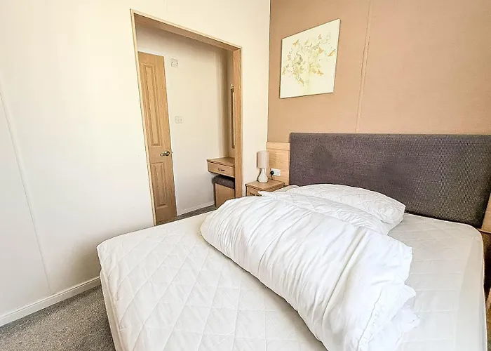 Beautiful Lodge At Manor Park Nearby Hunstanton Beach Ref 23021C