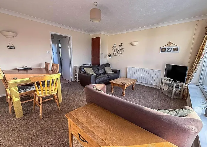 Dog Friendly Chalet At Broadland Park And Marina In Lowestoft Ref 12027B