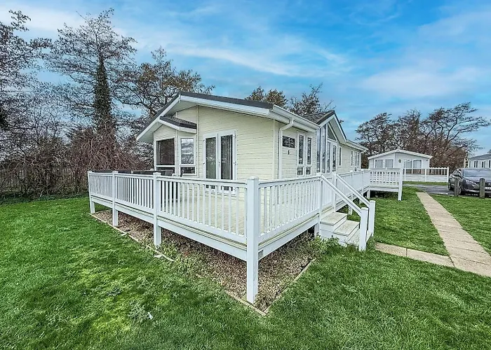 Beautiful Lodge At Manor Park In Norfolk Ref 23006Bu