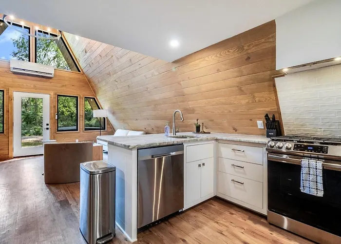 Luminous Elegant A-Frame With Jacuzzi And Lofted Areas In Louisiana