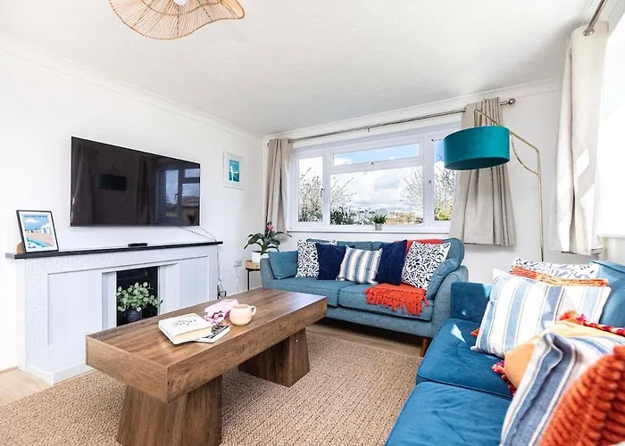 New Sleeps 12 And 4 Mins To Beach Large Garden