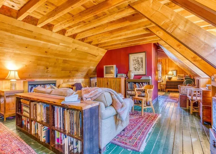 Gorgeous Custom-Built Chalet With Fireplace & Home Office - Walk To Ski & Hiking